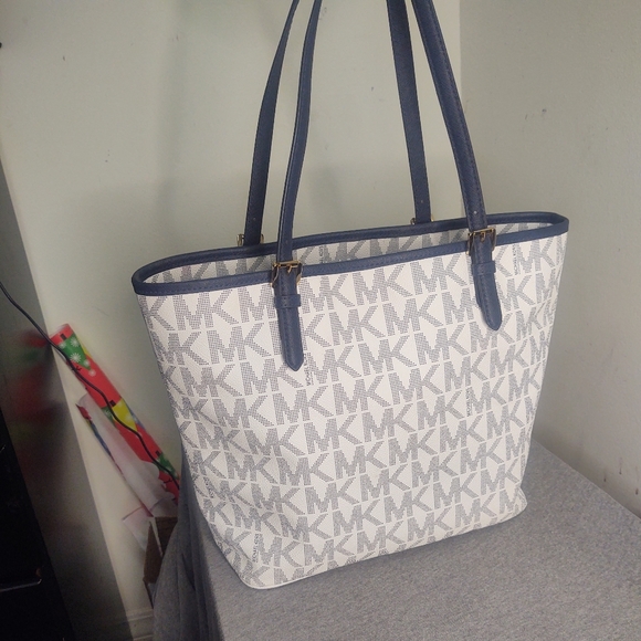 MICHAEL Kors Jet Set Large Snap Pocket
Tote Blue - Picture 7 of 8